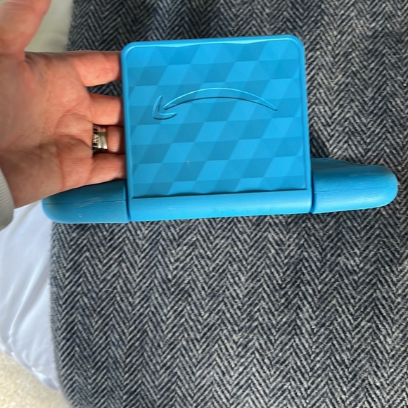 Like new Amazon Fire 7 Kids Edition 16 GB Tablet with 7-in. Display 2019 Release - Picture 2 of 2